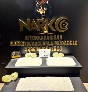 afyonkarahisarda gubre tasiyan tirda 5 kilogram uyusturucu ele gecirildi X7YMpcf6.jpg