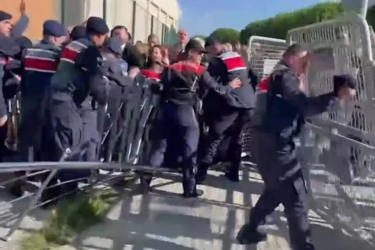 imamoglu hakim karsisina cikiyor kalabalikla jandarma arasinda arbede yasandi bYpwFjGQ.jpg