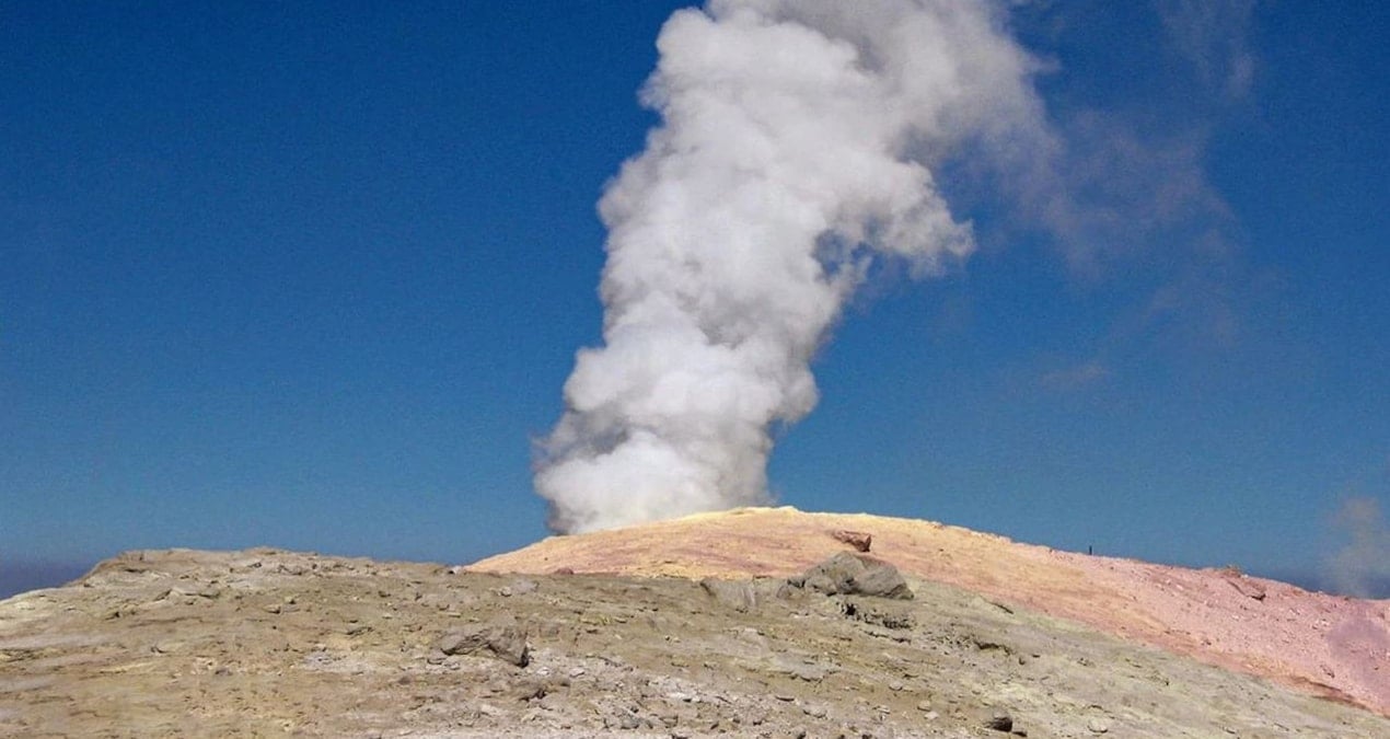 komsu ulkede 710 bin yildir uyuyan yanardagi uyandi koku ihbarlari gelmeye basladi UZsm4jVS.jpg