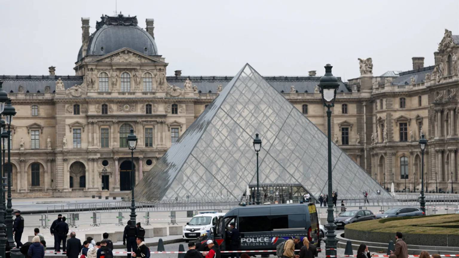 louvre muzesi soygununda yeni gozaltilar 5 kisi daha yakalandi knXiTTbN.png