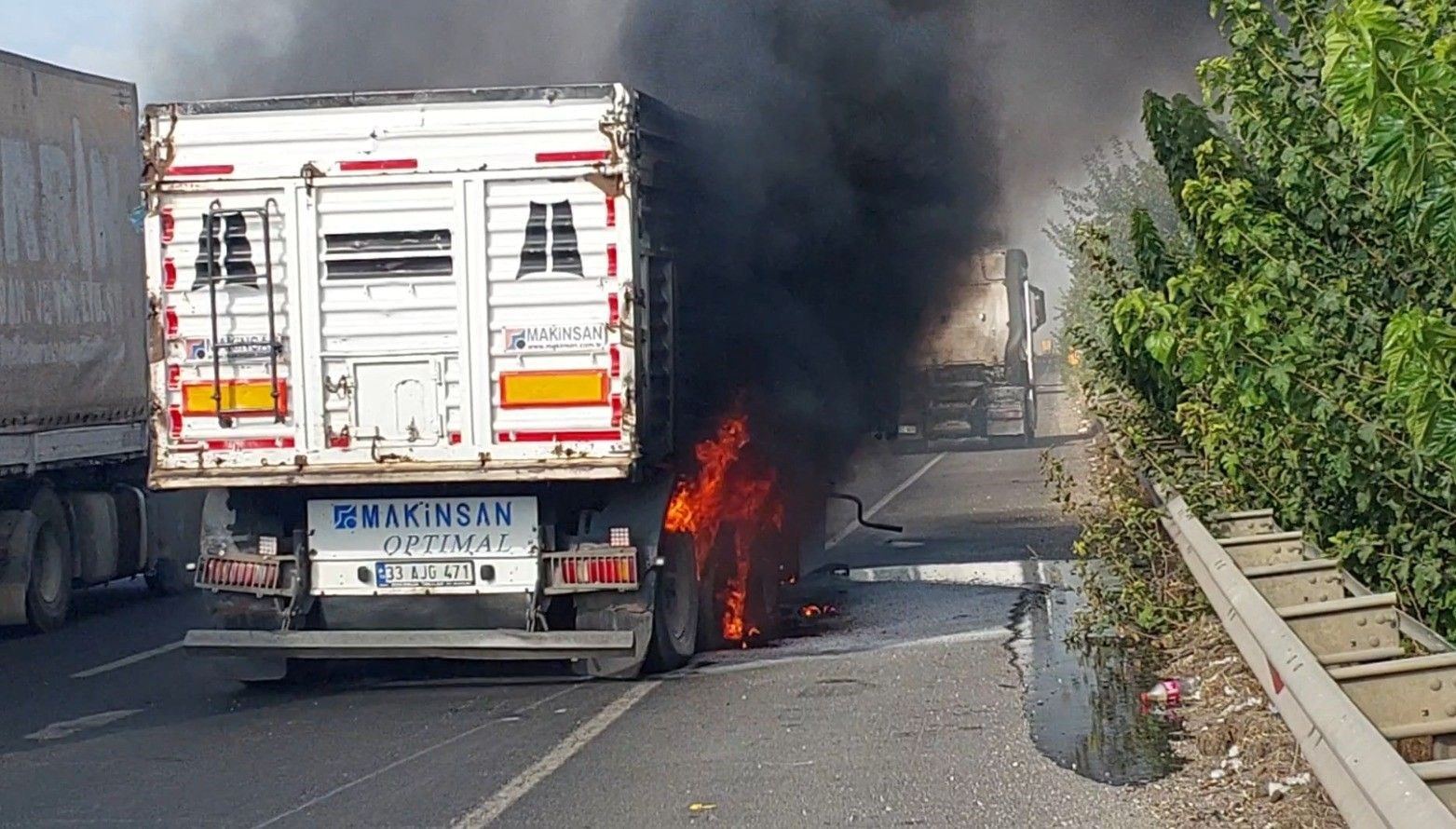 seyir halindeki tir alev alev yandi Qeqvrtfw.jpg