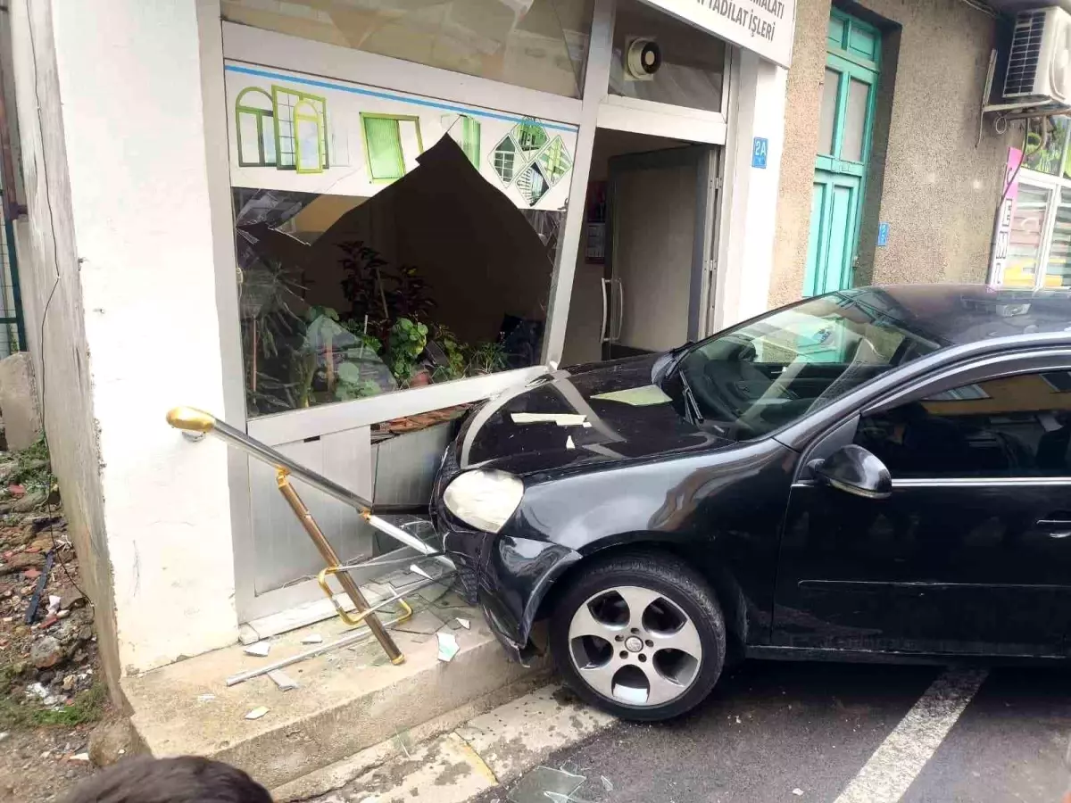 tekirdagda trafik kazasi otomobil dukkana girdi WqxsX55A.jpg