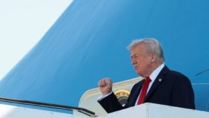 trump israil meclisinde ziyaretci defterine not yazdi lmztRgx6.jpg