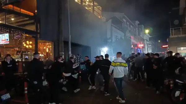 tekirdagda birbirine giren taraftarlar mahalleyi savas alanina cevirdi 5 yarali TRTxzUDM.jpg